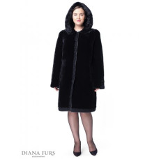 Полуприталенная модель из мутона Белуччи с капюшоном, отделка норка, каракуль Т487