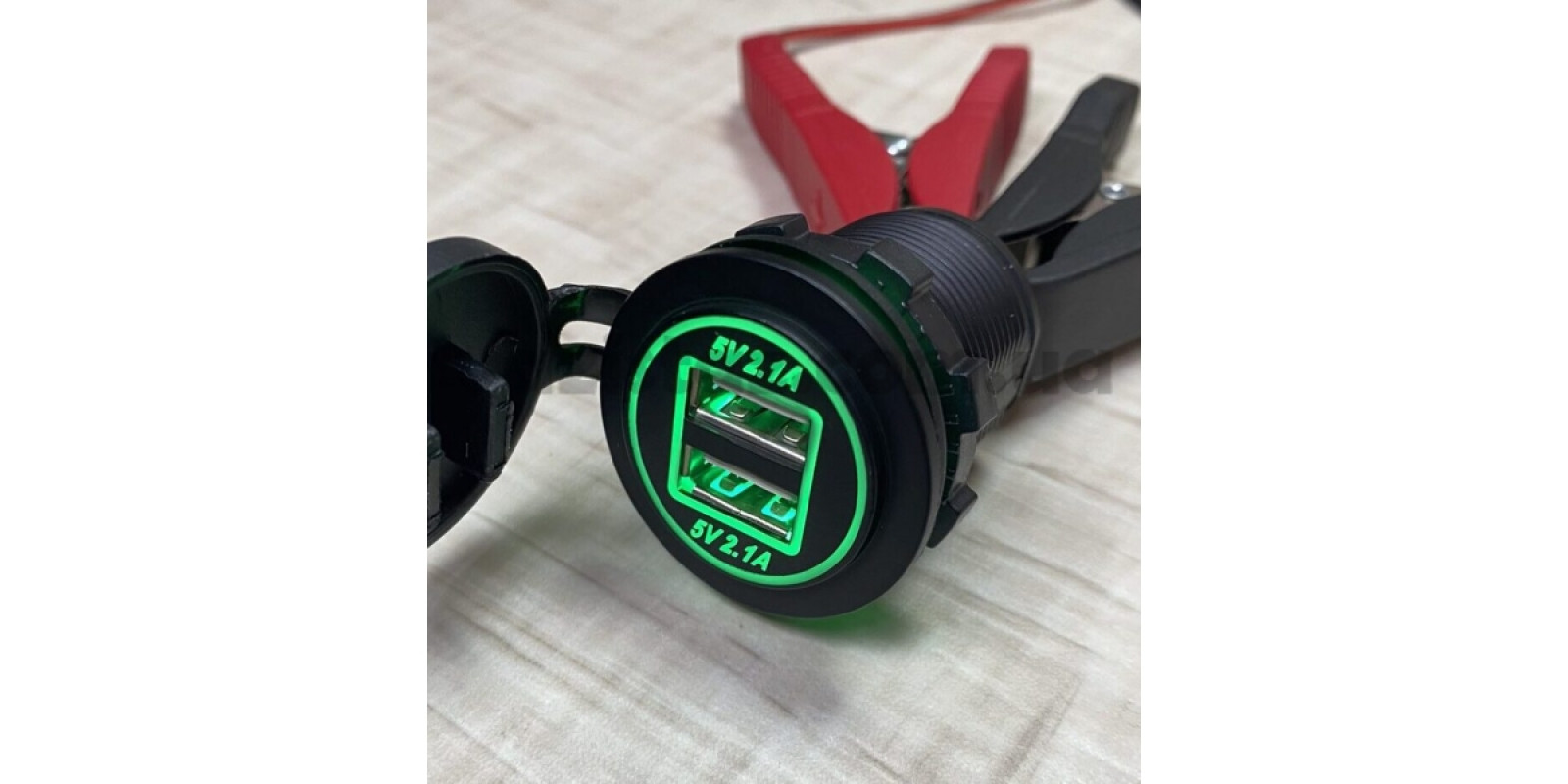 Встраиваемая USB зарядка в авто на 2 USB по 2.1А 12В-24В врезная в панель Зеленая